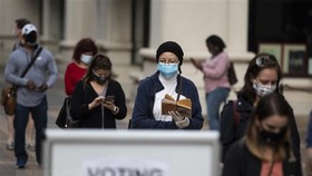 Cử tri xếp hàng chờ bỏ phiếu bầu cử sớm Tổng thống Mỹ 2020 tại Arlington, Virginia. Nguồn: AFP/TTXVN