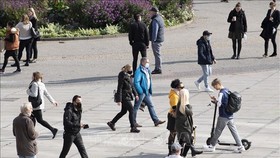 Người dân đeo khẩu trang phòng dịch COVID-19 tại Stuttgart, miền Nam Đức. Ảnh: AFP/TTXVN