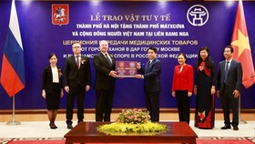 Hà Nội tặng Mátxcơva một lượng lớn khẩu trang y tế chống dịch Covid-19