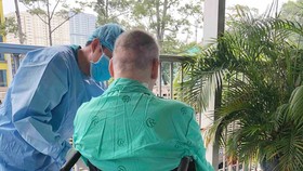 Đêm nay 11-7-2020, bệnh nhân thứ 91 (nam phi công người Anh) được ra viện, về nước sau gần 4 tháng điều trị.