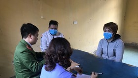 Khởi tố nữ chủ quán dùng bàn chải sắt, dao hành hạ 2 nam nhân viên