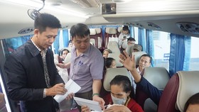 Bệnh viện Trung ương Huế tặng quà cho các bệnh nhân trên 8 chuyến xe yêu thương