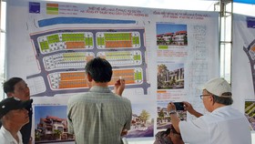 Người dân diện di dời xem các mẫu nhà để xây dựng đồng bộ ở từng khu vực tái định cư