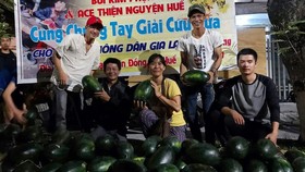 Nhóm Bùi Kim Phụng và ACE thiện nguyện Huế "giải cứu" dưa hấu giúp bà con nông dân ở Gia Lai