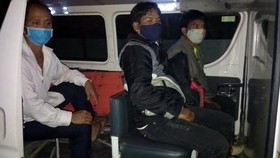 Bàn giao 3 đối tượng cho Trung tâm y tế huyện A Lưới tổ chức cách ly theo quy định 