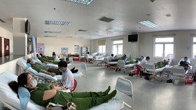 Đại tá Nguyễn Quốc Đoàn, Giám đốc Công an tỉnh Thừa Thiên - Huế tình nguyện hiến máu cứu người