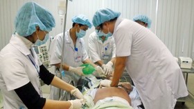 Các y bác sĩ Bệnh viện Trung ương Huế nỗ lực cứu chữa bệnh nhân 