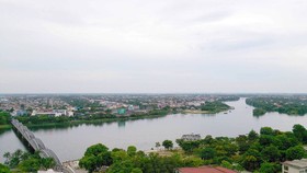 Đô thị Huế hiện tại từ sông Hương nhìn về phía biển