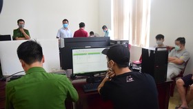Đại tá Lê Văn Vũ, Phó Giám đốc Công an tỉnh Thừa Thiên – Huế (bên phải ngoài cùng) trực tiếp phá án
