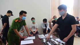 Công an thu giữ tang vật mà 7 đối tượng quốc tịch Trung Quốc sử dụng để đánh bạc