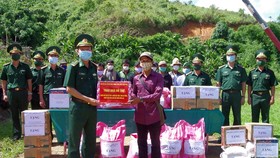 Đại tá Nguyễn Xuân Hoà, Chỉ huy trưởng BĐBP tỉnh Thừa Thiên – Huế hỏi thăm bà con nhân dân bản Sê Sáp, huyện Kà Lừm, tỉnh Sê Kông (Lào). 