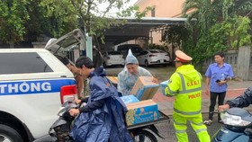 Phát cơm, nước và sữa miễn phí cho những người mắc kẹt trên quốc lộ 1 vì bão số 9