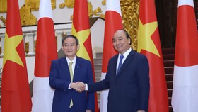 Thủ tướng Nhật Bản bắt đầu chuyến thăm chính thức Việt Nam