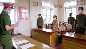 Công an đọc các quyết định khởi tố đối với Cao Thị Ngọc Ánh. Ảnh: Công an Hà Tĩnh