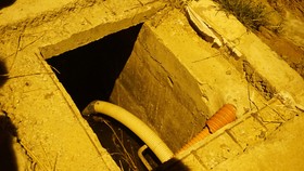 Phát hiện bé trai 4 tuổi tử vong dưới hố ga bên đường