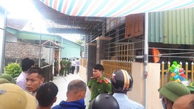 Sáng 3-6, lực lượng chức năng đang tiến hành khám nghiệm hiện trường