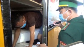 Lực lượng Trạm Kiểm soát Biên phòng Cửa khẩu Quốc tế Cầu Treo dừng kiểm tra phương tiện nhập cảnh từ Lào về Việt Nam