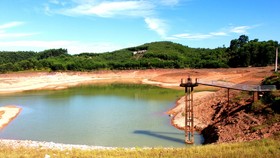 Nắng nóng kéo dài khiến nhiều hồ đập ở huyện Hương Khê bị cạn nước
