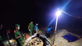 Lực lượng chức năng phát hiện các đối tượng khai thác vàng trái phép tại Moòng Coòng