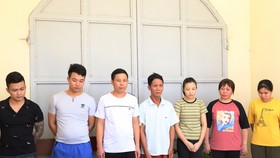 Các đối tượng và tang vật bị thu giữ tại cơ quan công an. Ảnh Công an Hà Tĩnh