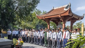 Các đại biểu tiến hành dâng hoa, dâng hương tại phần mộ Đại thi hào Nguyễn Du (ở thị trấn Tiên Điền, huyện Nghi Xuân, tỉnh Hà Tĩnh)