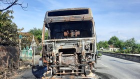Phần đầu của xe ô tô đầu kéo bị cháy trơ khung