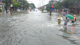 Quốc lộ 1A qua trung tâm TP Hà Tĩnh bị tê liệt hoàn toàn