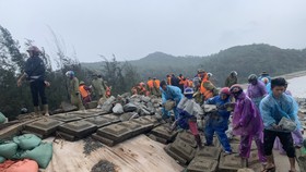 Lực lượng chức năng và người dân khắc phục sự cố sạt lở kè biển ở xã Thịnh Lộc
