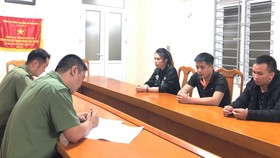 Lực lượng công an lấy lời khai các đối tượng. Ảnh: Công an Hà Tĩnh