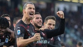 Zlatan Ibrahimovic mừng bàn thắng đầu tiên khi trở lại Milan. Ảnh: Getty Images