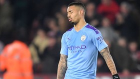 Gabriel Jesus chán nản khi sút hỏng phạt đền lần nữa. Ảnh: Getty Images