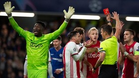 Những chiếc thẻ đỏ khiến Ajax tức tưởi dừng bước ở vòng bảng. Ảnh: Getty Images