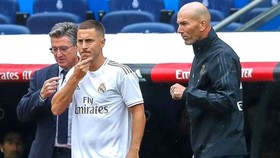 HLV Zinedine Zidane vui mừng chào đón Eden Hazard trở lại. Ảnh: Getty Images