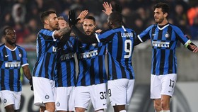 Inter Milan chưa thể nỗ lực bám đuổi Juventus vì ảnh hưởng của Covid-19. Ảnh: Getty Images