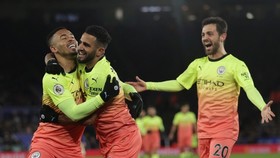 Gabriel Jesus và cầu thủ Man.City mừng bàn thắng quan trọng. Ảnh: Getty Images