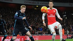 Các ngôi sao Mesut Oezil hay Kevin De Bruyne sẽ chịu thiệt 750.000 bảng trong 3 tháng. Ảnh: Getty Images