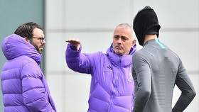 HLV Jose Mourinho rõ ràng đã “cuồng chân” vì cách ly. Ảnh: Getty Images