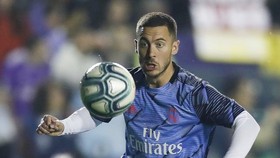 Eden Hazard nỗ lực trên sân tập sau chấn thương. Ảnh: Getty Images