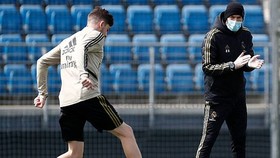 HLV Zinedine Zidane đeo khẩu trang khích lệ cầu thủ tập luyện giữa mùa dịch bệnh. Ảnh: Getty Images