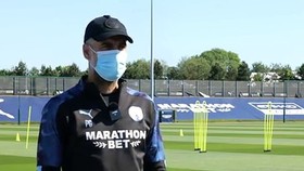 HLV Pep Guardiola và sự vắng lặng trên sân tập thời dịch.