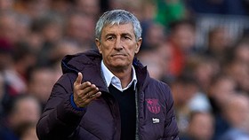 HLV Quique Setien liên tục bày tỏ không hài lòng. Ảnh: Getty Images