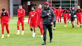 HLV Jurgen Klopp và cầu thủ hào hứng trở lại sân tập.