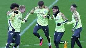 Cầu thủ Man City tích cực tập luyện cho trận đá bù với Arsenal. Ảnh: Getty Images