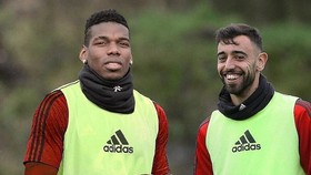 Paul Pogba và Bruno Fernandes vui vẻ trên sân tập.