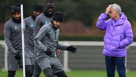 HLV Jose Mourinho xem ra phải “liệu cơm gắp mắm” chứ không mong chờ vào thị trường chuyển nhượng. Ảnh: Getty Images