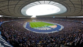 Sân Olympiastadion rộng lớn, nhưng Chính quyền Berlin vẫn rất thận trọng.