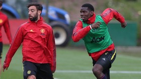 Bruno Fernandes và Paul Pogba chấn thương trong một va chạm ở một buổi tập.