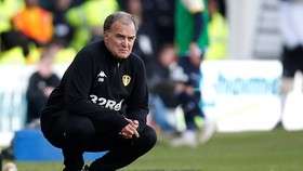HLV Marcelo Bielsa và phong thái chỉ đạo quen thuộc. Ảnh: Getty Images