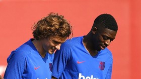Ousmane Dembele (phải) và Antoine Griezmann nếu kịp sẵn sàng sẽ là tin rất tốt với Barca.