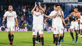 Sevilla cùng Real khiến UEFA lo âu, trong khi lịch trình play-off thăng hạng La Liga cũng rối tung vì Covid-19.